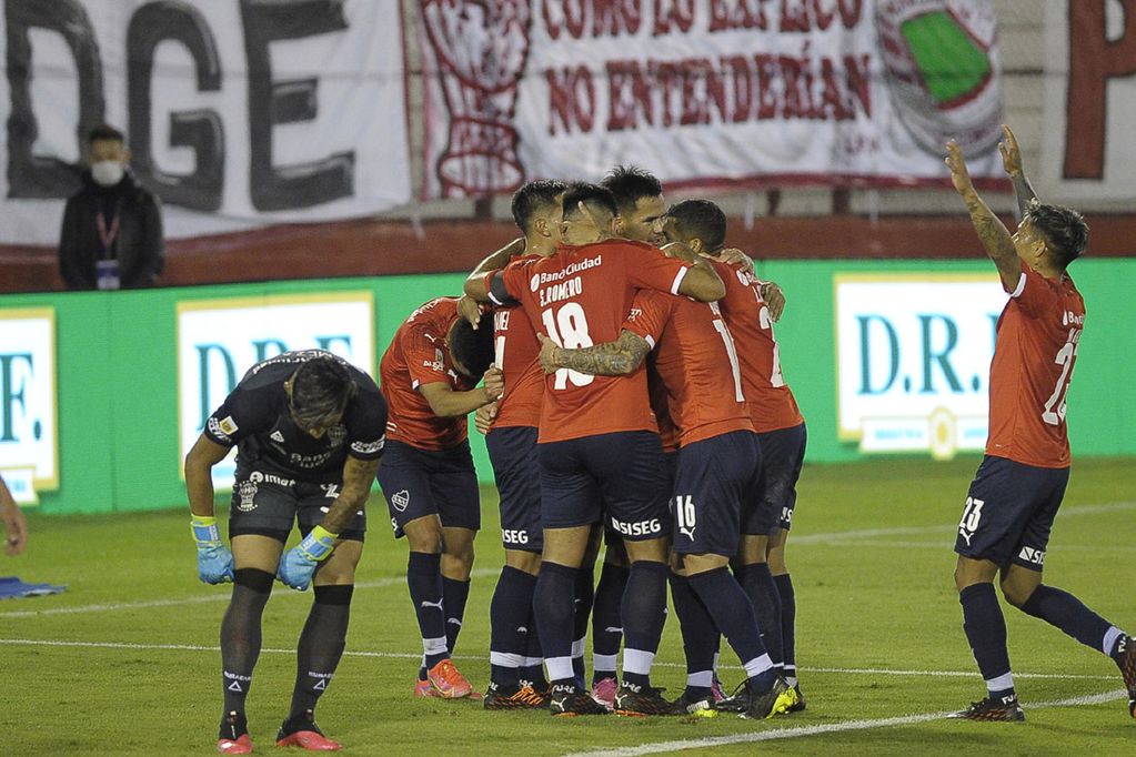 Cinco goles de Independiente a Huracán en el Tomás Adolfo Ducó