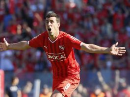 Vistieron las dos camisetas: Huracán 