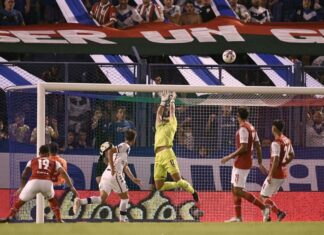 Gran atajada de Bacchia en su debut en Liniers