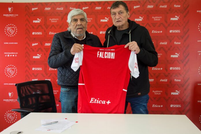 Julio-César-Falcioni-Independiente-Hugo-Moyano-2022
