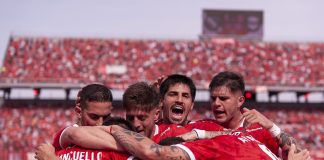 montiel-festejo-abrazo-jugadores-independiente-riestra