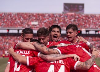 montiel-festejo-abrazo-jugadores-independiente-riestra