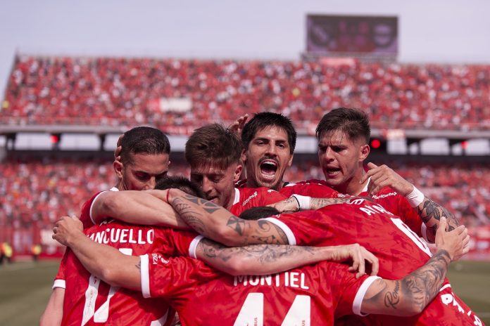 montiel-festejo-abrazo-jugadores-independiente-riestra