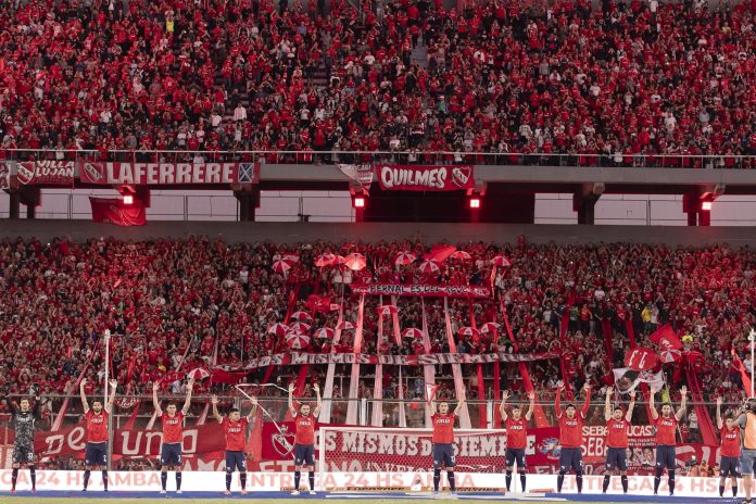 tribuna-independiente-jugadores-saludo-historico