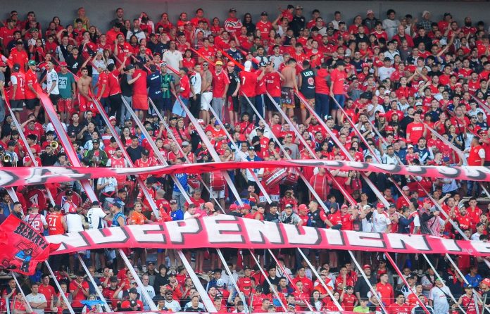 tribuna-hinchas-independiente-estadio-libertadores-de-america