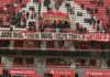 Calientes con el plantel y los dirigentes bandera-independiente-jugadores-perdedores