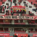Calientes con el plantel y los dirigentes bandera-independiente-jugadores-perdedores