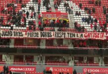 Calientes con el plantel y los dirigentes bandera-independiente-jugadores-perdedores