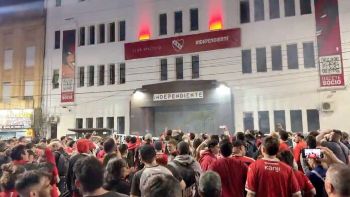 hinchas-independiente-sede-avellaneda-2025