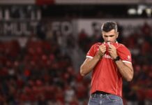 gigliotti-beso-camiseta-independiente