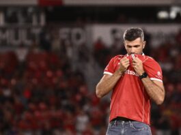 gigliotti-beso-camiseta-independiente