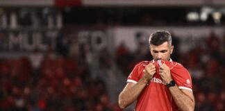gigliotti-beso-camiseta-independiente