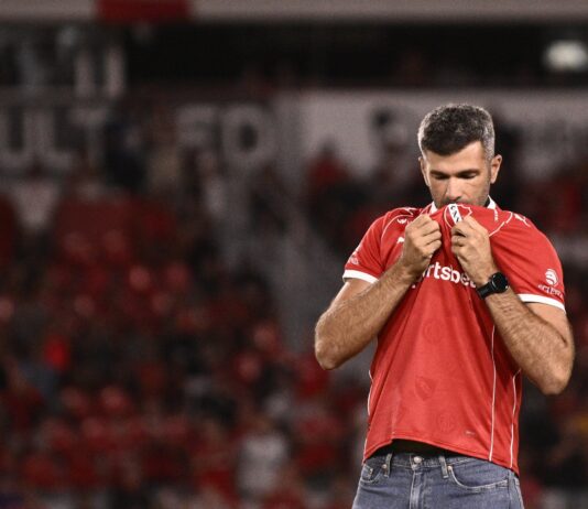 gigliotti-beso-camiseta-independiente