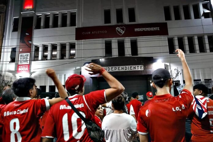 hinchas-de-independiente-sede-social